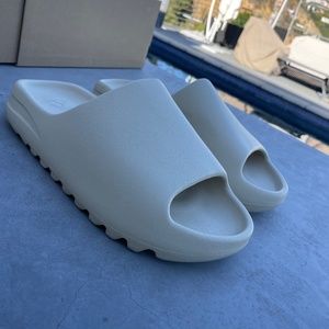 Adidas YEEZY Slide ADULTS  Bone M Size 11